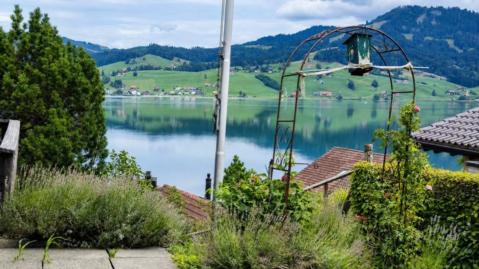 UN EMPLACEMENT DE LOISIRS AU BORD DU LAC