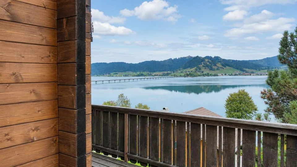 UN EMPLACEMENT DE LOISIRS AU BORD DU LAC