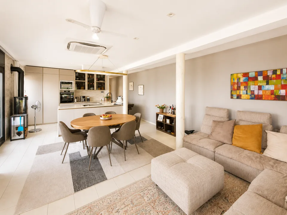 Bright apartment with terrace and 4.5 rooms in Agra – Panoramic view of the mountains