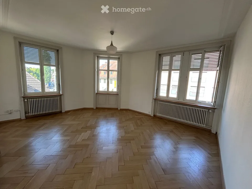 Charmante 3-Zimmer-Altbauwohnung an der Hauptstrasse in Binningen