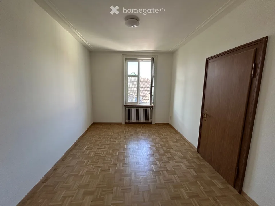 Charmante 3-Zimmer-Altbauwohnung an der Hauptstrasse in Binningen