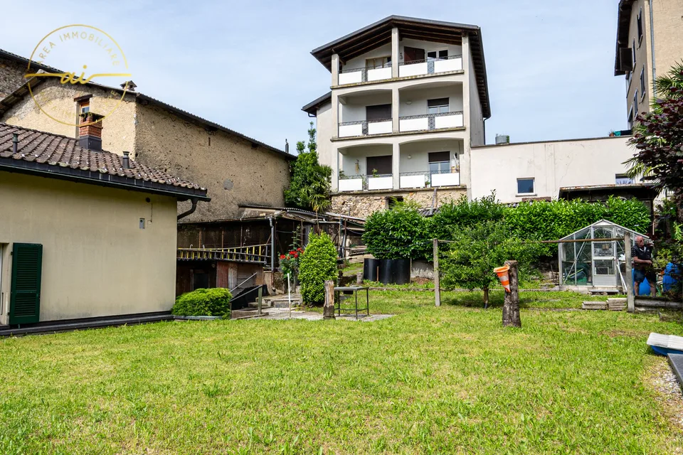 Single-family house with attached commercial space