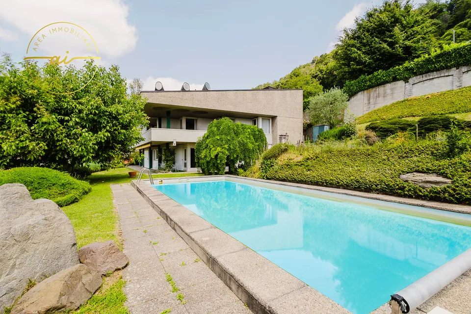 PRESTIGIOSA VILLA BIFAMILIARE CON PISCINA E AMPI SPAZI – OPPORTUNITÀ UNICA