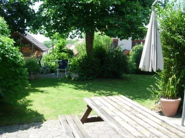 Charming 4.5-room apartment with fireplace and garden in Detligen