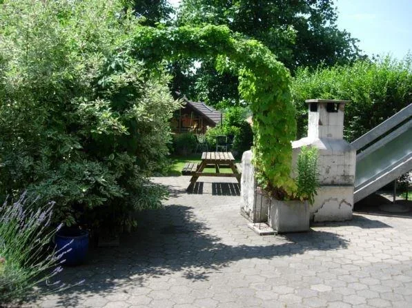 Charming 4.5-room apartment with fireplace and garden in Detligen