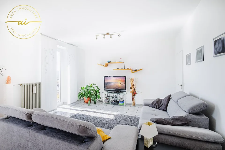 AMPIA CASA DI 6.5 LOCALI IN ZONA RESIDENZIALE A MORBIO INFERIORE