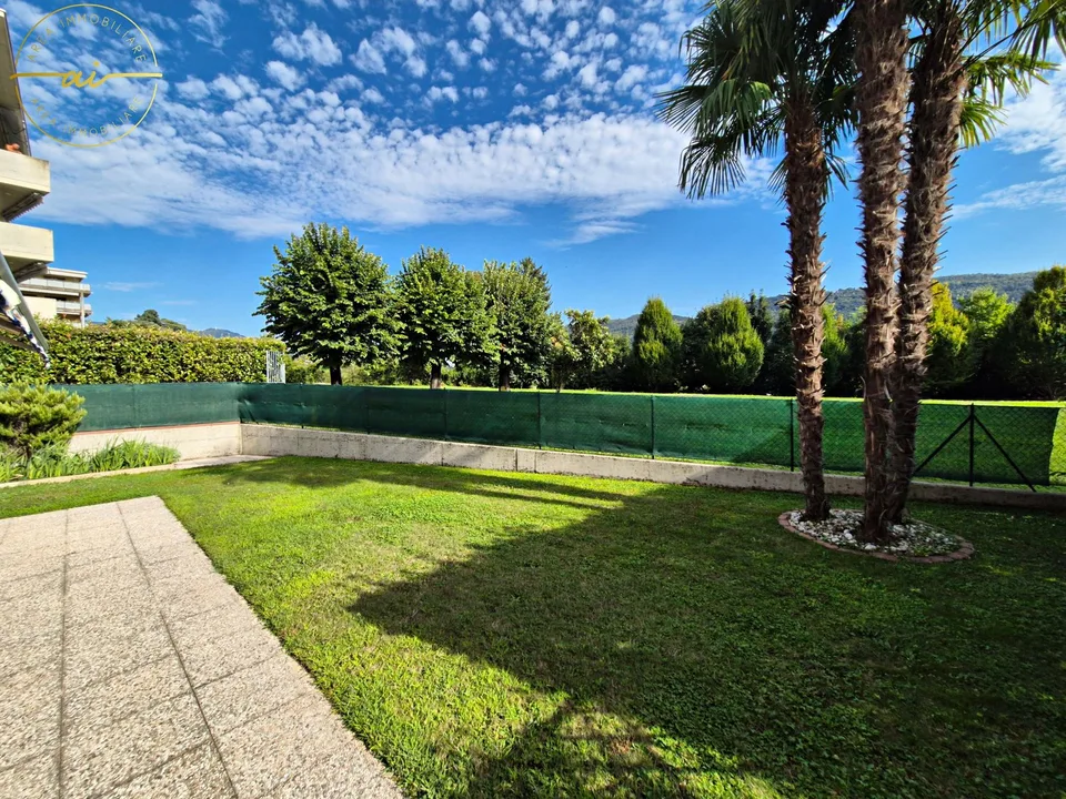 LUMINOSA CASA DI TESTA DI 5.5 LOCALI NEL VERDE