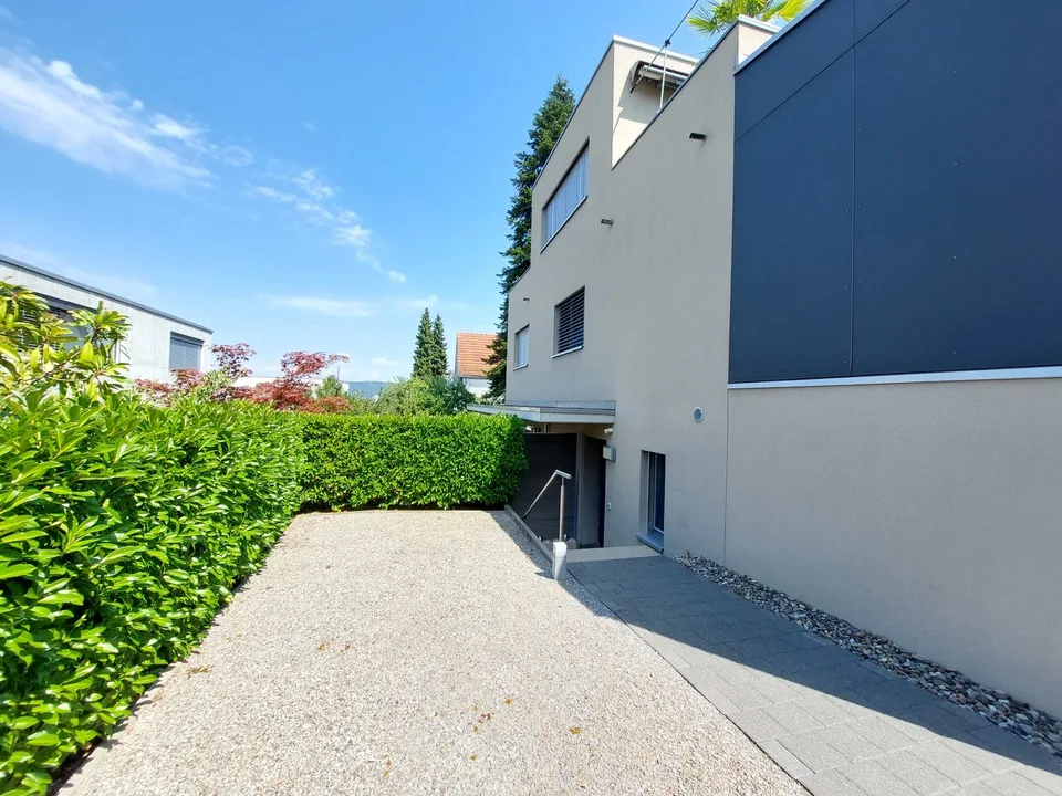 Modern und mit Sitzplatz in ruhiger Umgebung