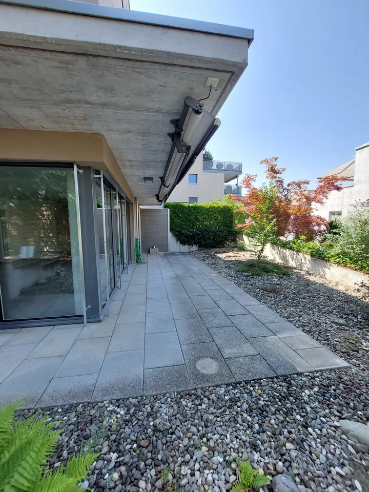 Modern und mit Sitzplatz in ruhiger Umgebung