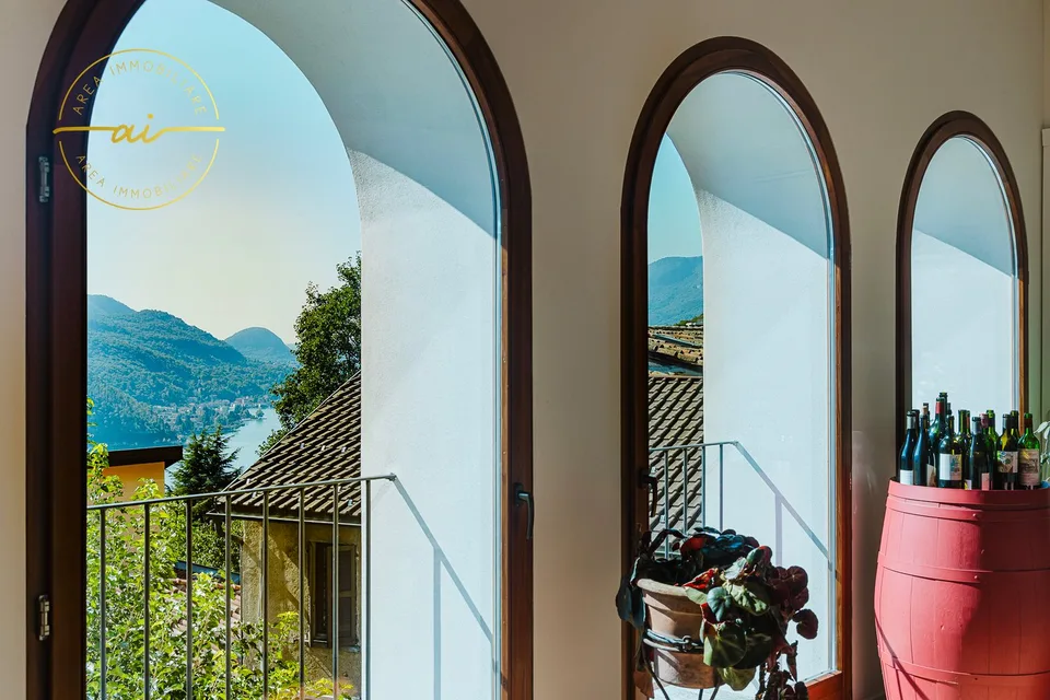 Prestigious historic building with three independent apartments in the heart of Vico Morcote