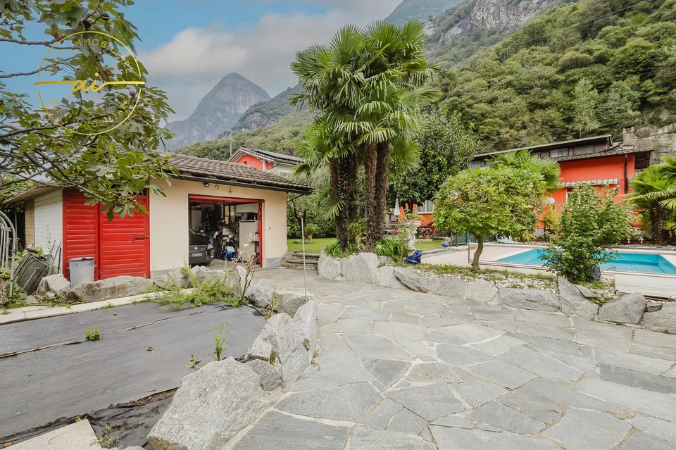 Einfamilienhaus mit Garten und Pool in Cresciano