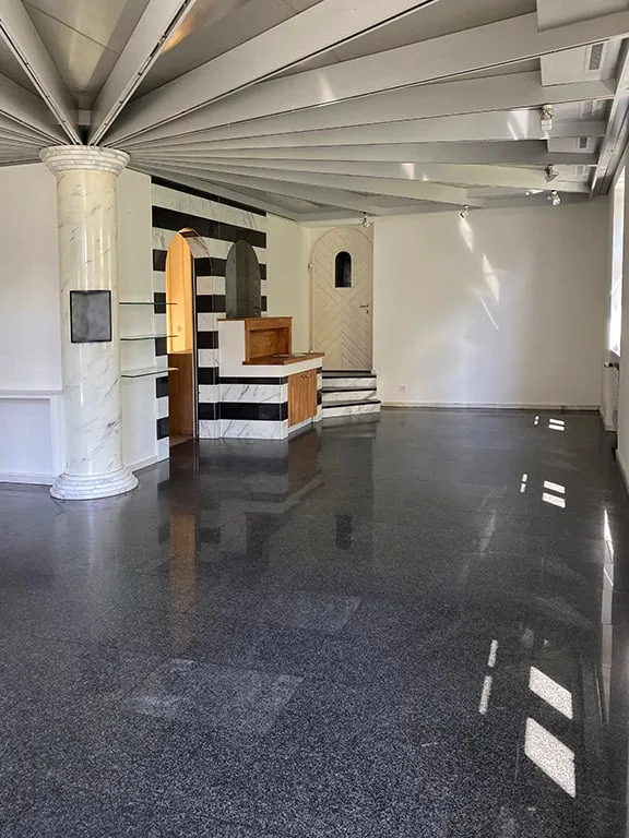 2 1/2 Zimmer Wohnung 108 m2 mit grosser Terrasse