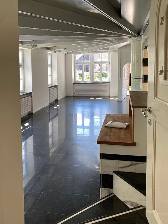 2 1/2 Zimmer Wohnung 108 m2 mit grosser Terrasse