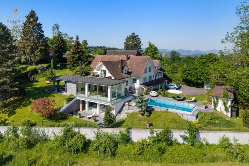 Luxuriöse Panorama-Villa mit Aussenpool, Wellnessoase und traumhaftem Weitblick
