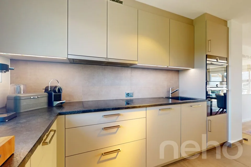 Spacieux duplex en attique ? Volume et confort contemporain
