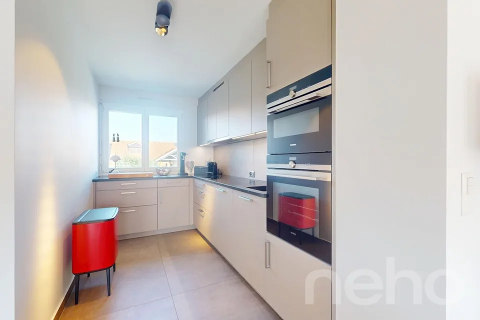 Spacieux duplex en attique ? Volume et confort contemporain