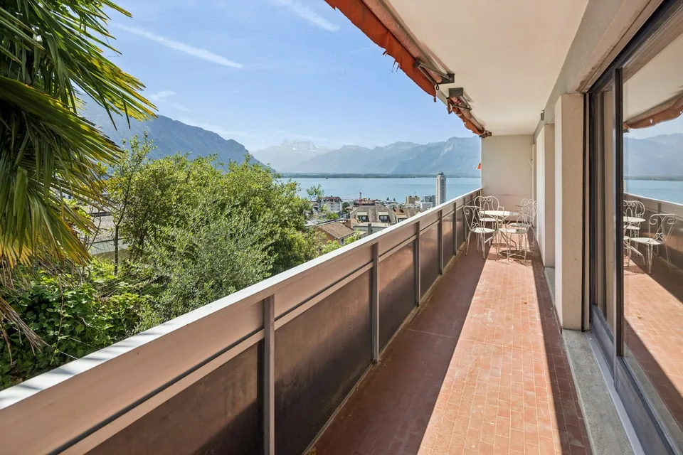 Prächtiges 2.5-Zimmer-Apartment im letzten Stock mit Panoramabalkon in Montreux