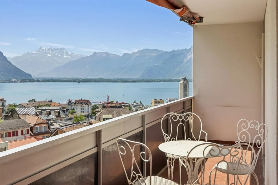 Magnifique 2.5 pièces au dernier étage avec balcon panoramique à Montr