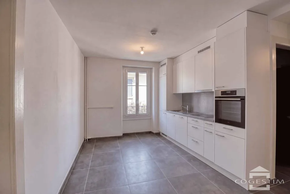 Charaktervolle Wohnung mit Balkon und Blick auf den Genfersee