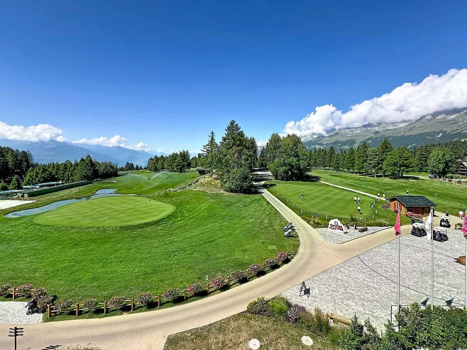 Außergewöhnliche Lage - 4.5 Zimmer mit atemberaubendem Blick auf den Golf und eigenem Studio