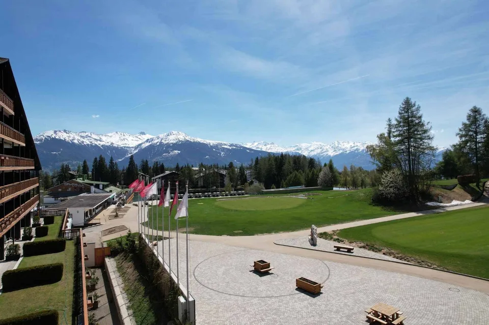 Situation exceptionnelle - 4.5 pièces avec vue imprenable sur le golf et studio indépendant