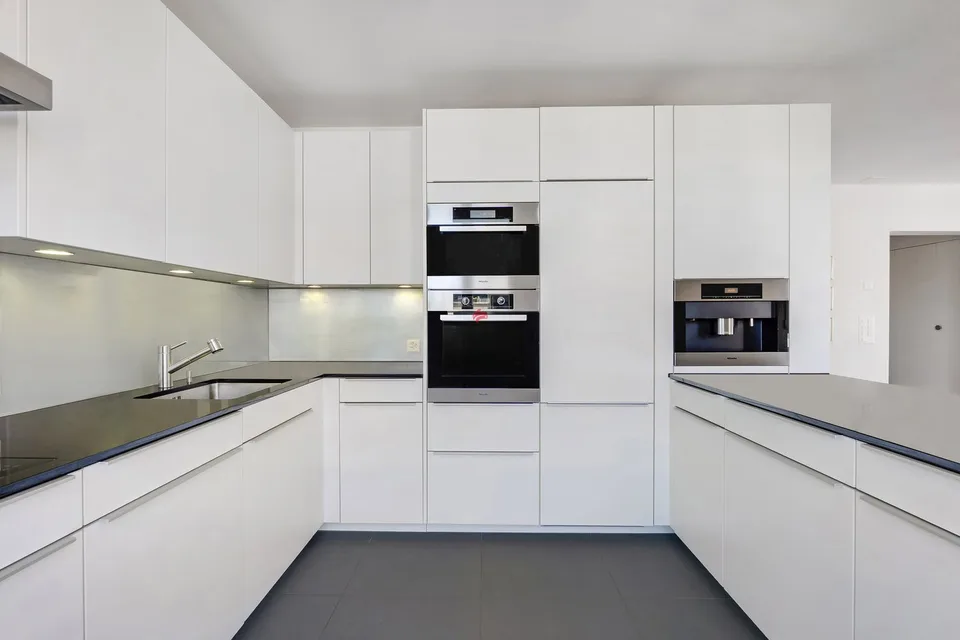 Hochwertige 4.5 Zimmer Wohnung mit sonniger Loggia und Felseneggblick