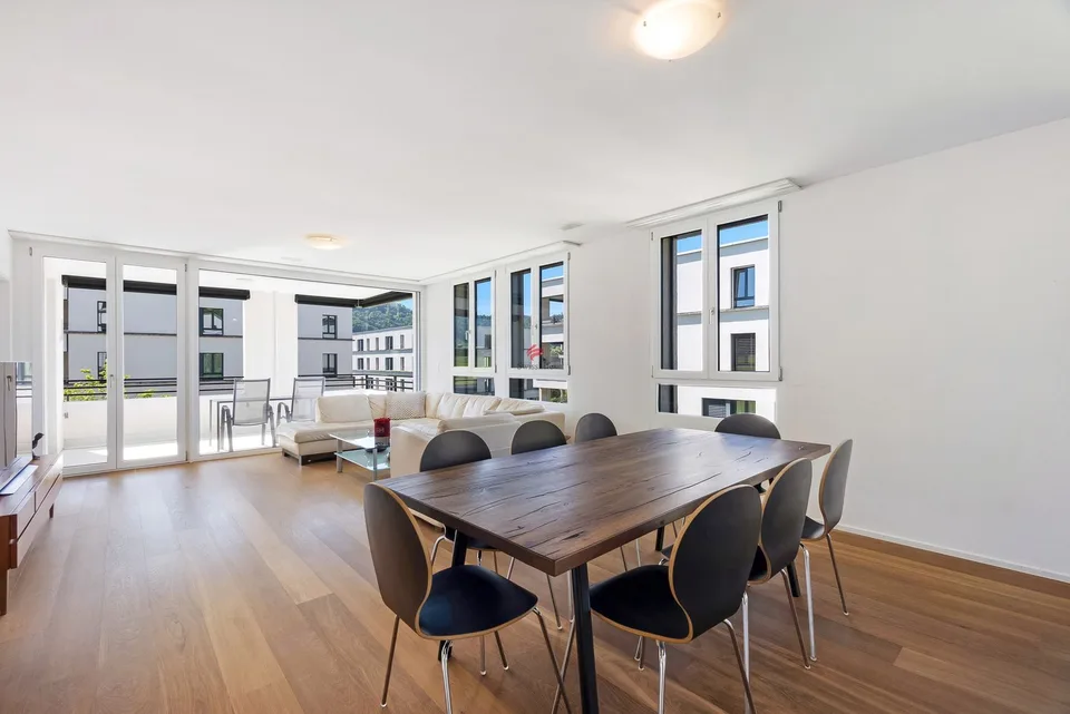 Hochwertige 4.5 Zimmer Wohnung mit sonniger Loggia und Felseneggblick
