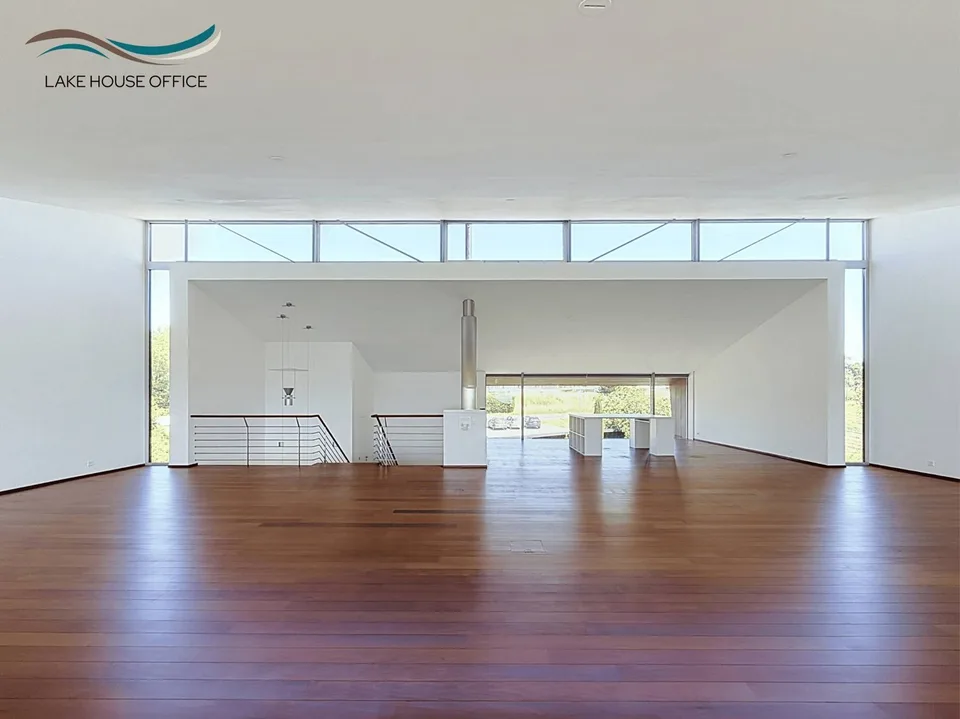 EXCLUSIVE - LAKE House OFFICE : Prestigious Building