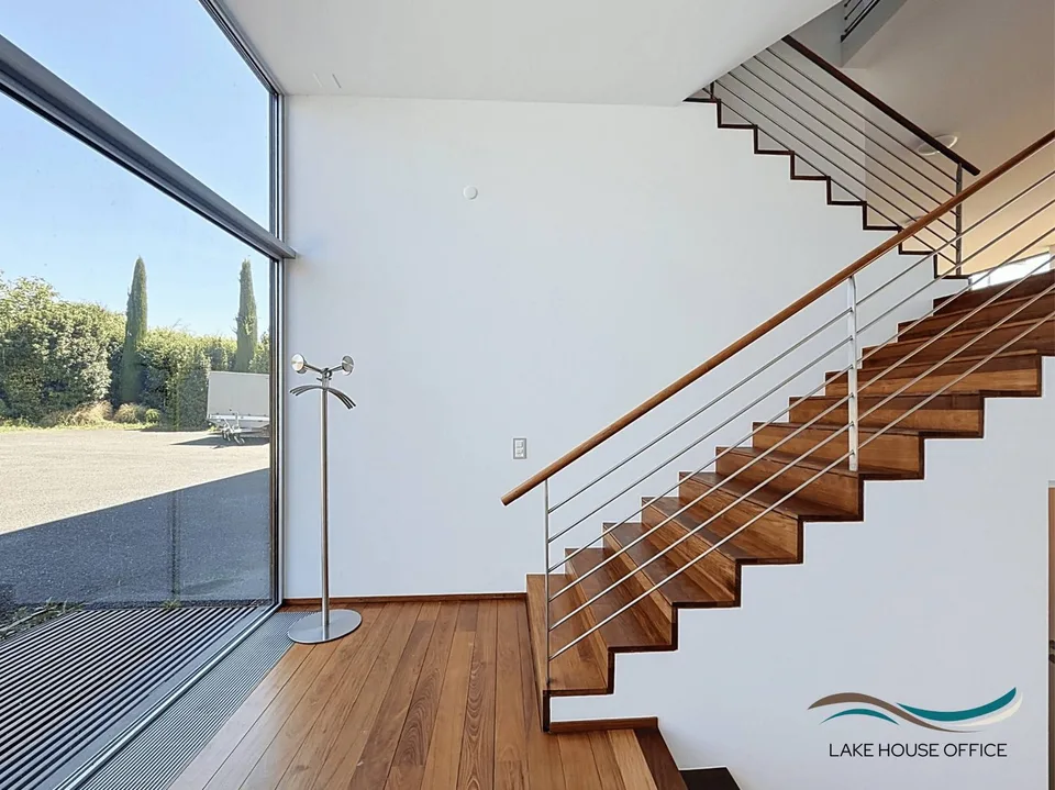 EXCLUSIVE - LAKE House OFFICE : Prestigious Building