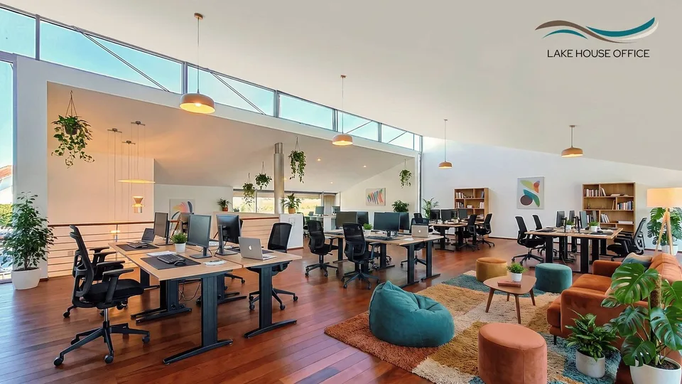 EXCLUSIVE - LAKE House OFFICE : Prestigious Building