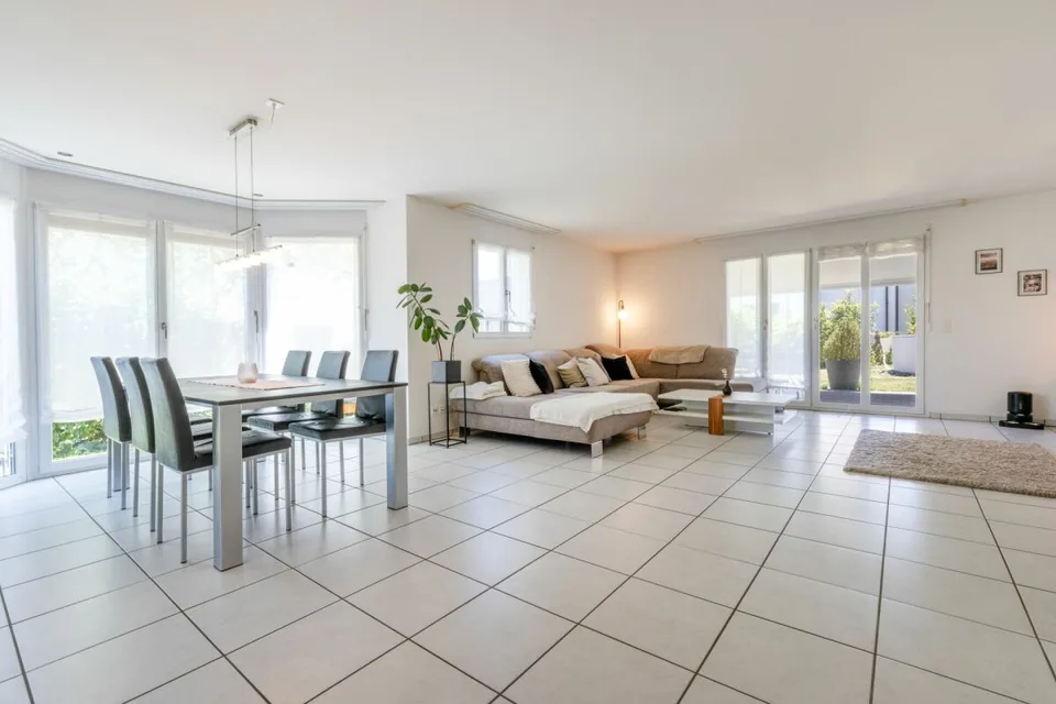 Grosszügiges 6.5-Zimmer-Doppeleinfamilienhaus mit Doppelgarage, Garten und Pool