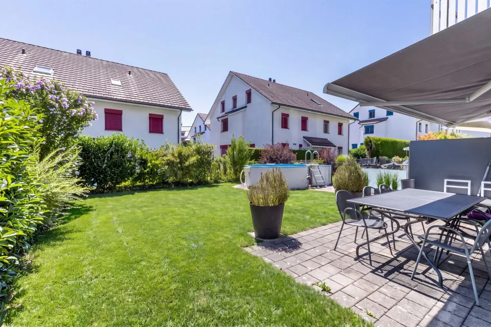 Grosszügiges 6.5-Zimmer-Doppeleinfamilienhaus mit Doppelgarage, Garten und Pool