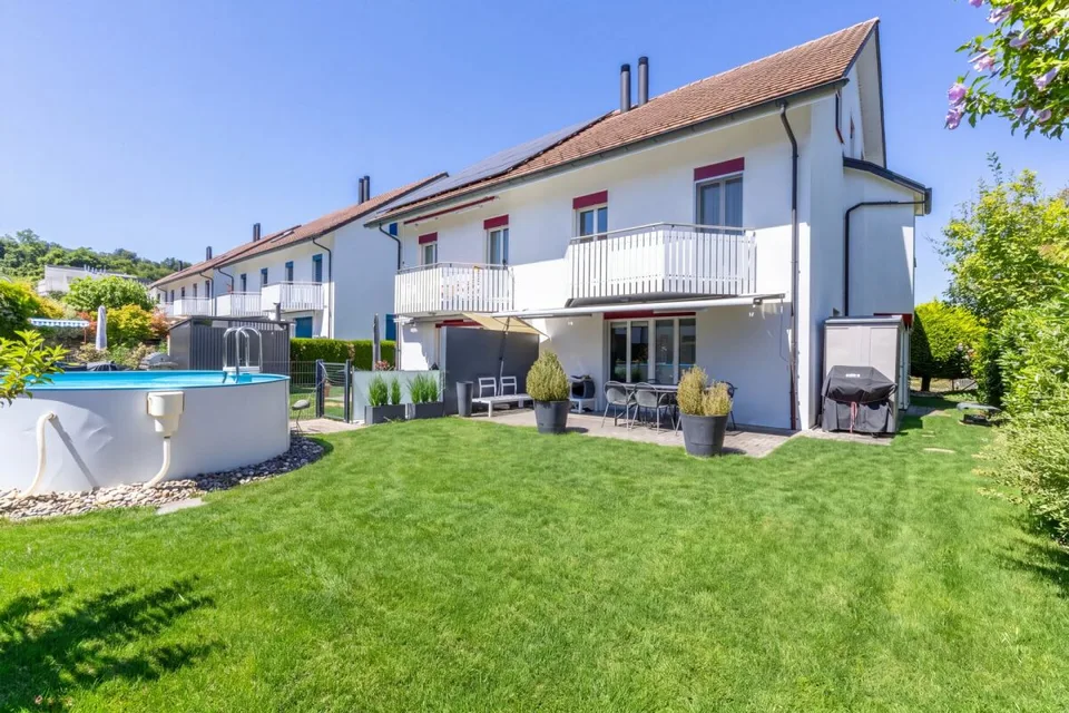 Grosszügiges 6.5-Zimmer-Doppeleinfamilienhaus mit Doppelgarage, Garten und Pool