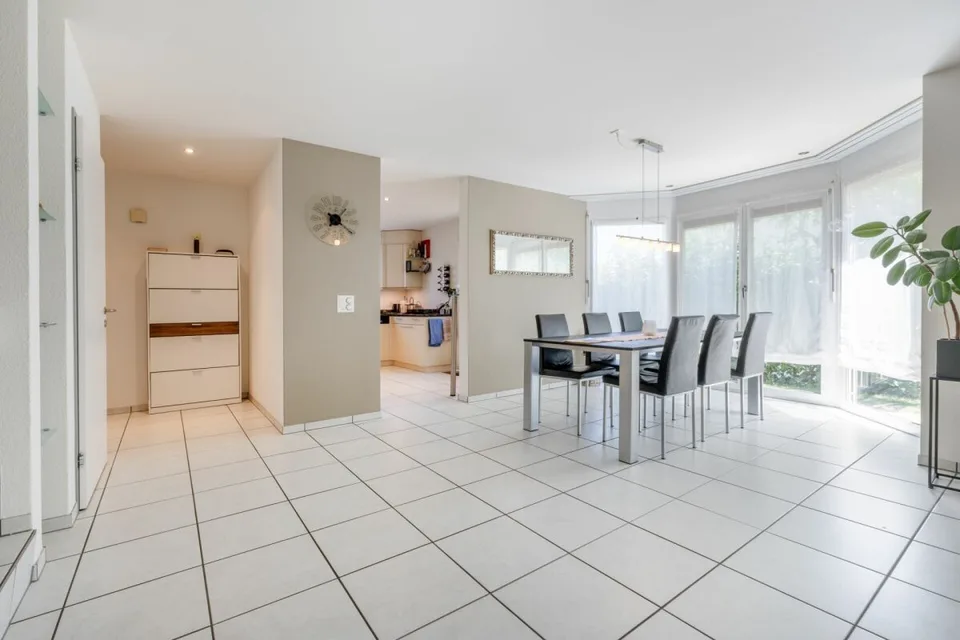 Grosszügiges 6.5-Zimmer-Doppeleinfamilienhaus mit Doppelgarage, Garten und Pool