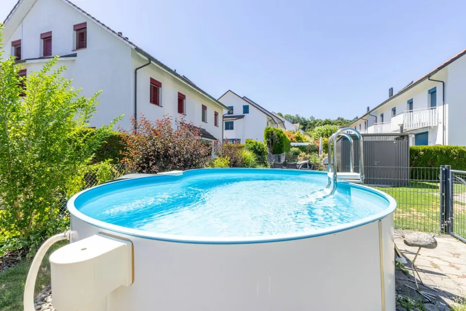 Grosszügiges 6.5-Zimmer-Doppeleinfamilienhaus mit Doppelgarage, Garten und Pool