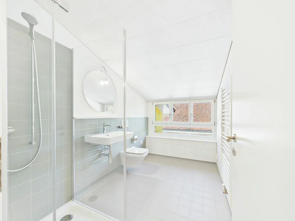 Sehr grosszügige, lichtdurchflutete, frisch renovierte Dachwohnung