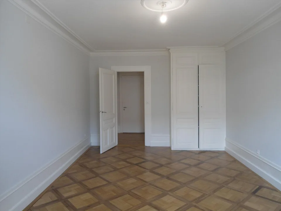 Ampio appartamento di 4 locali all'ultimo piano, vicino al quartiere delle banche