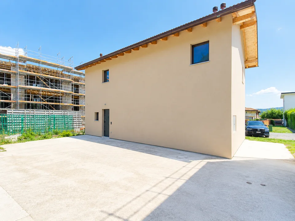 MODERNA CASA UNIFAMILIARE DI NUOVA COSTRUZIONE CON GIARDINO