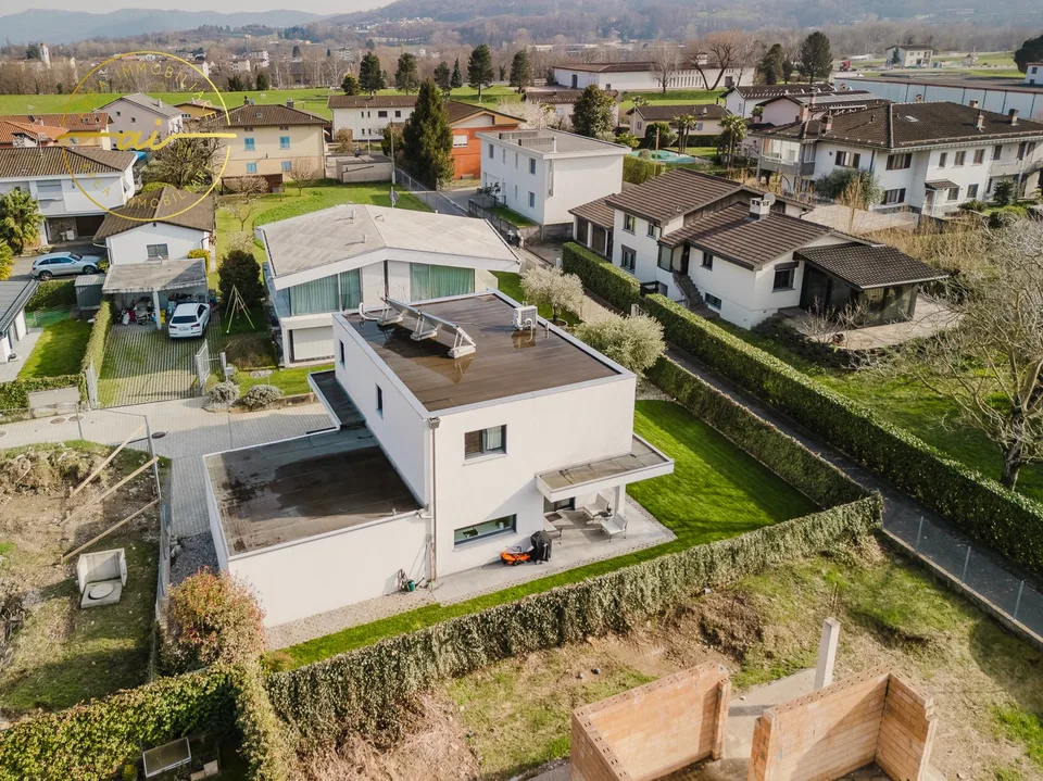 Modern Single-Family Villa with Garden in Ligornetto