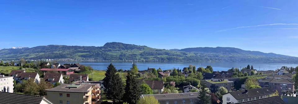 UNVERBAUBARE PANORAMASICHT – 5½-ZIMMER-WOHNUNG ÜBER DEM ZÜRICHSEE
