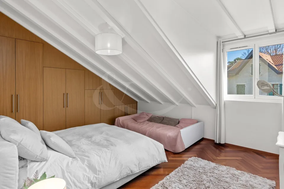 Anières village, a rare attic facing the Lake