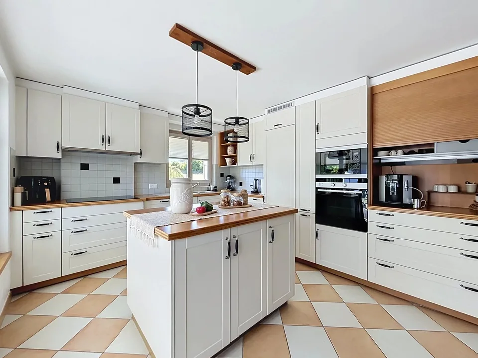 Geräumige Familienvilla mit Charakter und großem Garten (Laténa)