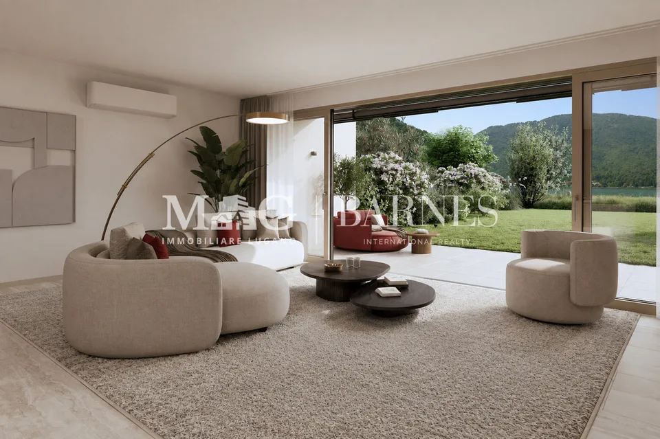 Villa di testa fronte lago con giardino privato a Caslano