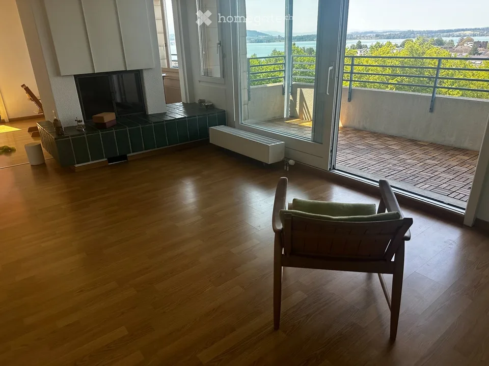 Zimmer: grosse zentrale ruhige Attikawohnung mit Seeblick