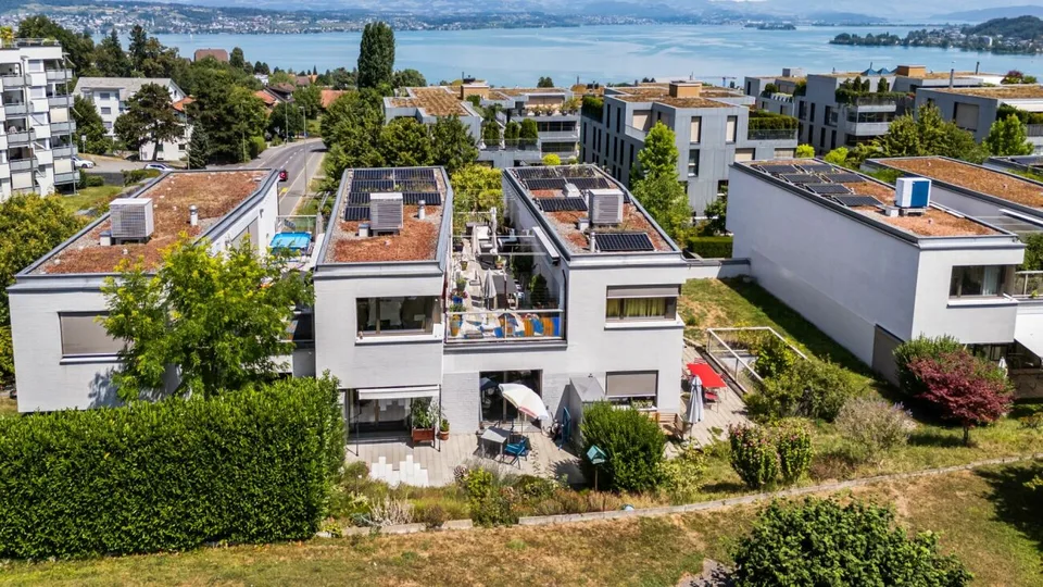 CHRUMMBÄCHLI | Modern single-family house with award-winning architecture, air/water heat pump, PV system, 41m2 terrace, lake and mountain views