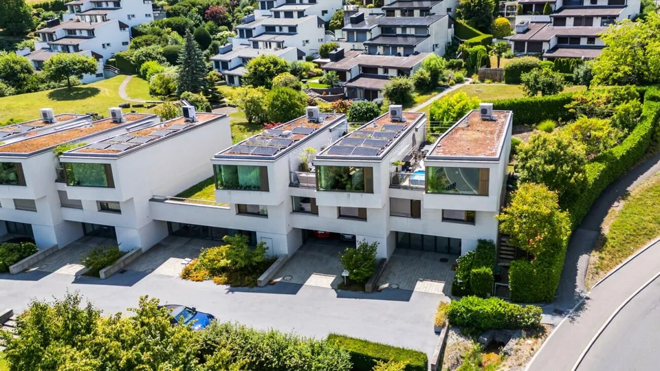 CHRUMMBÄCHLI | Modernes Einfamilienhaus mit preisgekrönter Architektur, Luft/Wasser-Wärmepumpe, PV-Anlage, 41m2 Terrasse, Sicht auf See und Berge