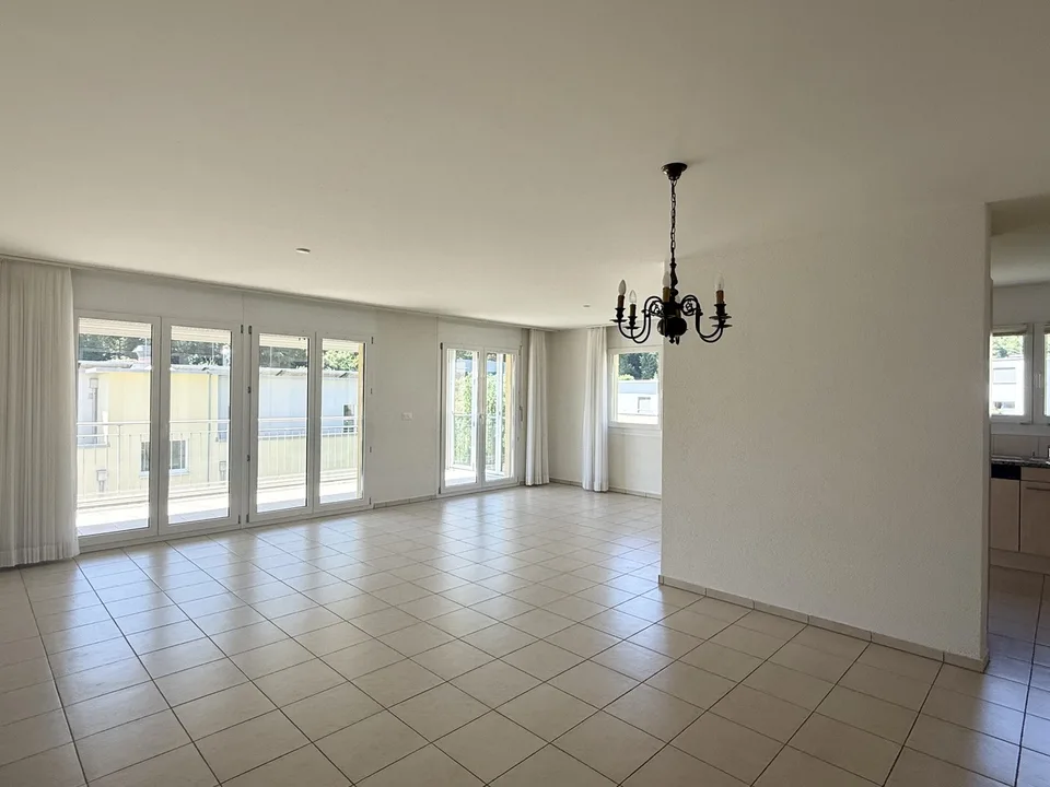 4.5-ZIMMERWOHNUNG MIT GROSSZÜGIGEM BALKON UND VIELSEITIGEN NEBENRÄUMEN