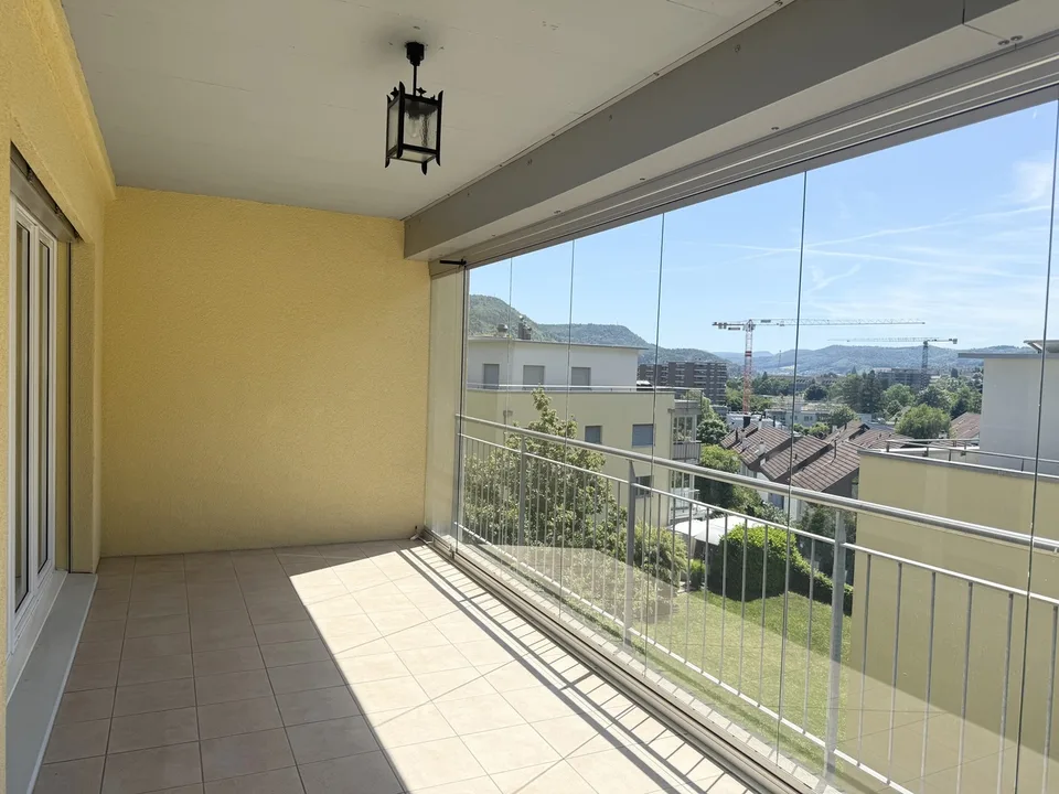 APPARTEMENT 4,5 PIÈCES AVEC BALCON SPACIEUX ET PIÈCES ANNEXES POLYVALENTES