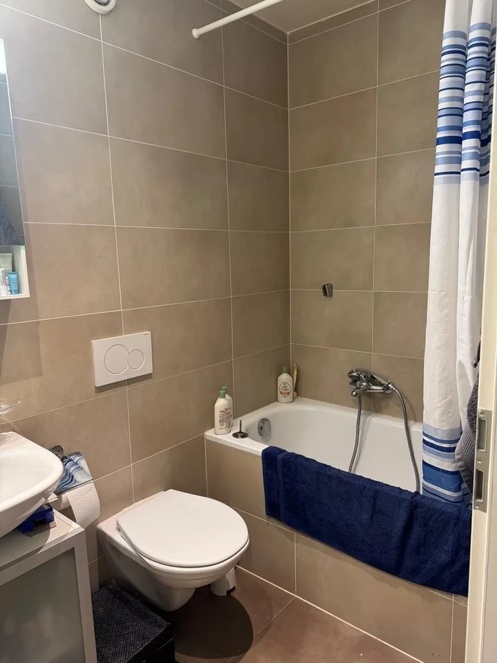 Not to be missed! Beautiful apartment close to all amenities!