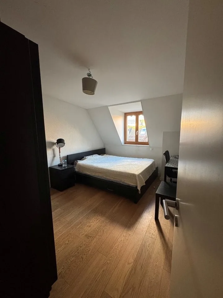 Not to be missed! Beautiful apartment close to all amenities!